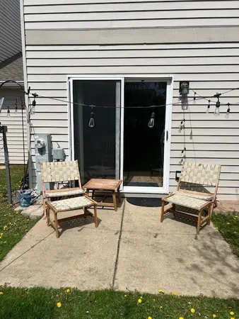 $2,150 | 1431 West Split Oak Circle, Round Lake Beach, IL 60073