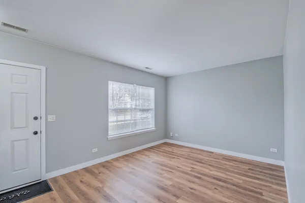 $2,150 | 1431 West Split Oak Circle, Round Lake Beach, IL 60073
