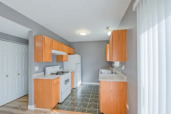 $2,150 | 1431 West Split Oak Circle, Round Lake Beach, IL 60073