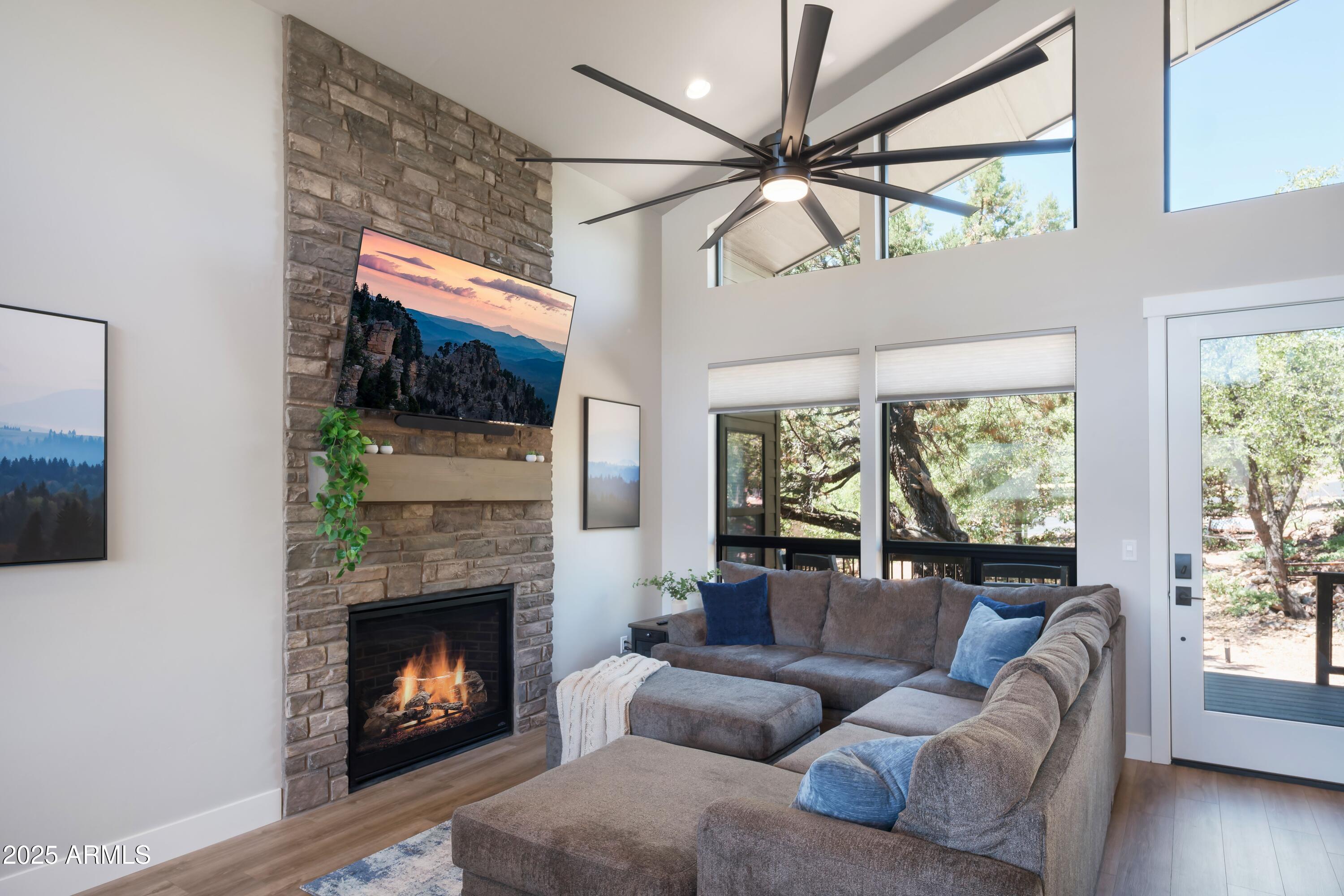 6564 Spirit Trail Pine, AZ 85544 - Photo 17 of 28 Living Room_Trendy Pine LodgeHR