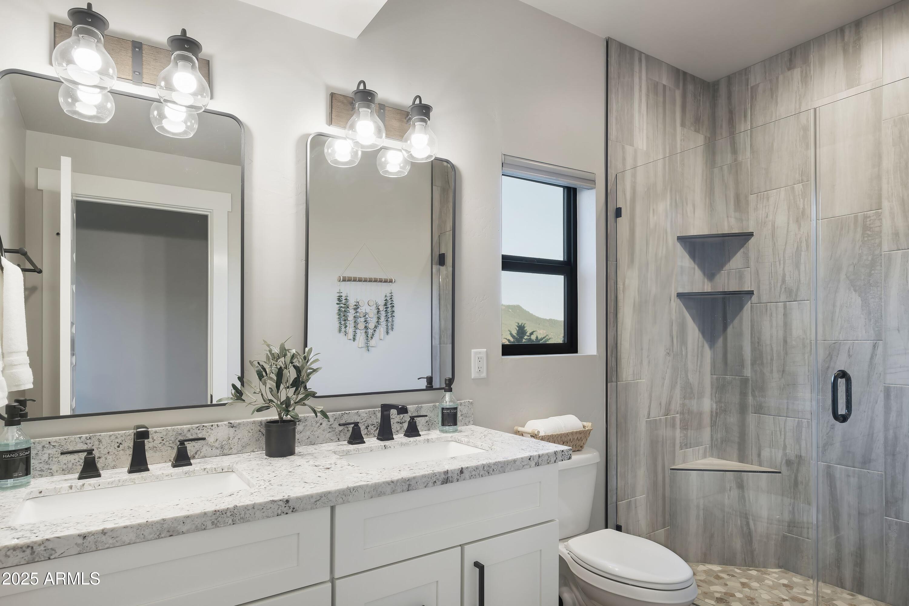 6564 Spirit Trail Pine, AZ 85544 - Photo 23 of 28 Primary Suite Bath_Trendy Pine LodgeHR