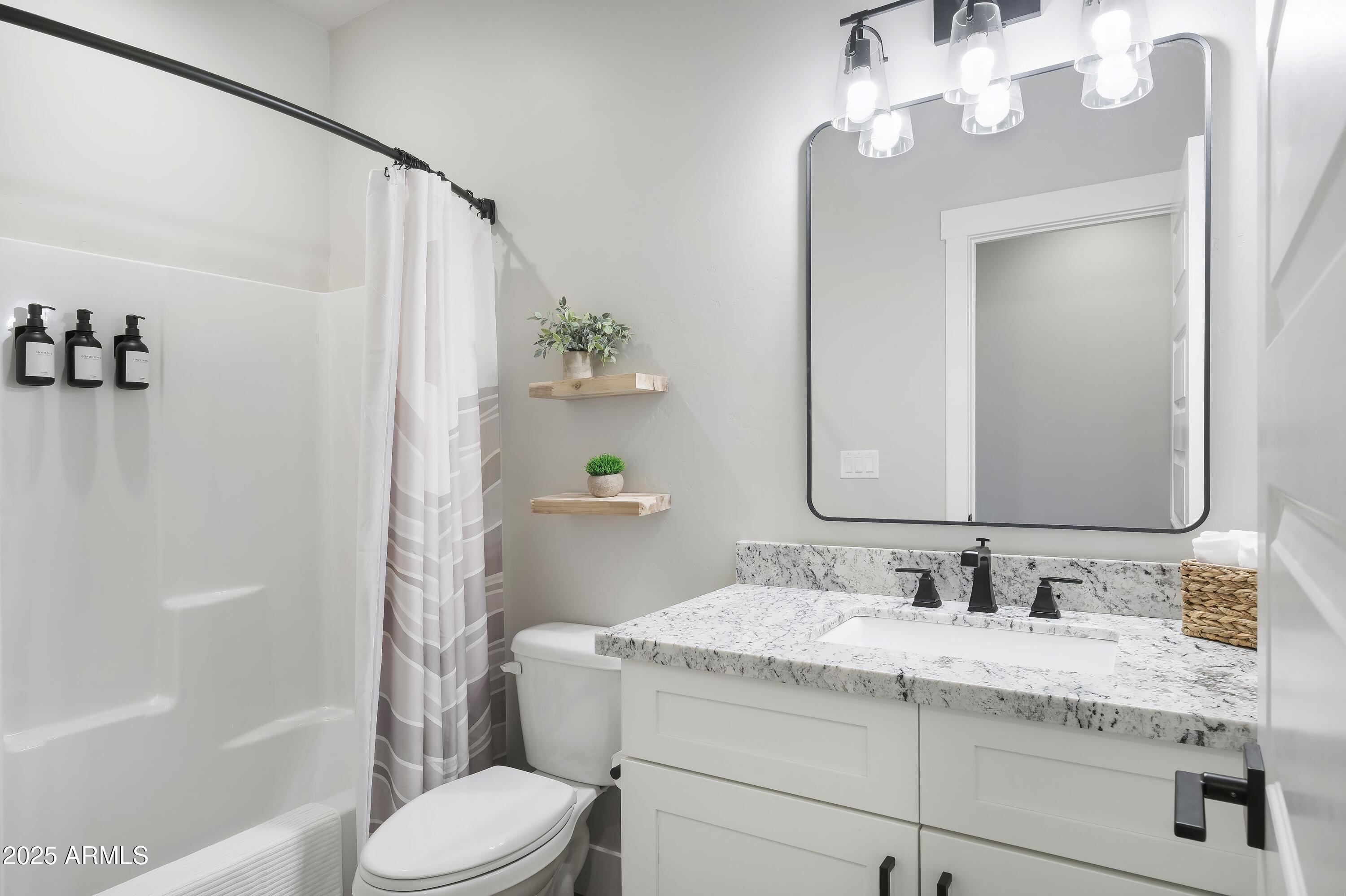 6564 Spirit Trail Pine, AZ 85544 - Photo 10 of 28 Guest Bath_Trendy Pine LodgeHR