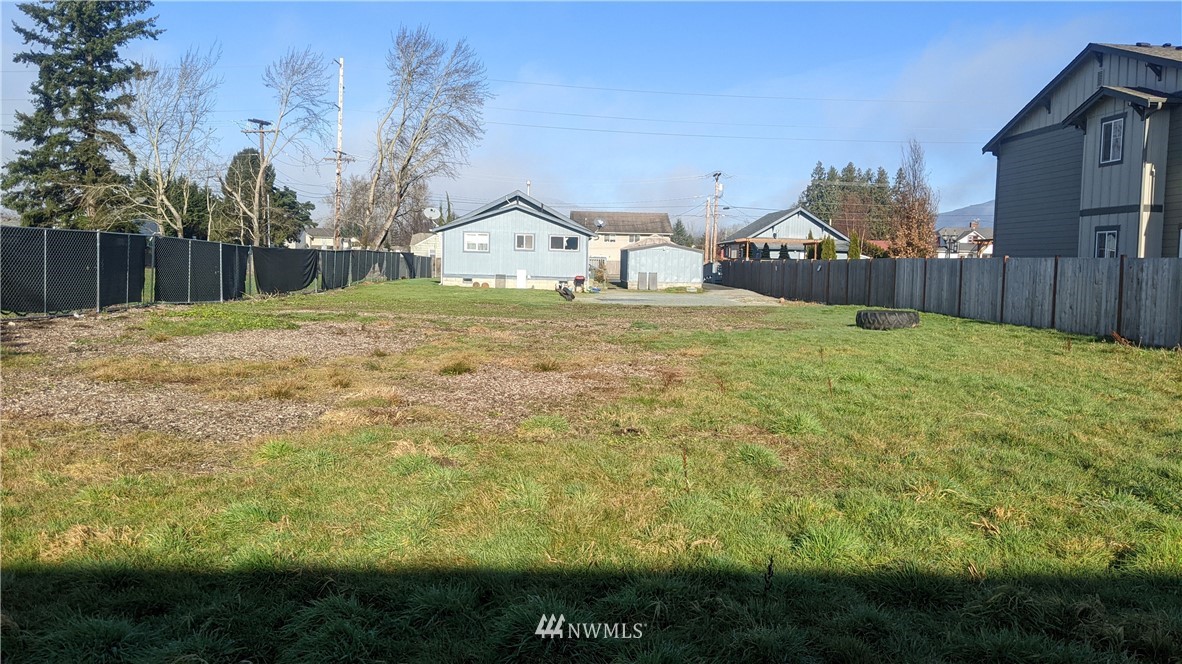 843 Cook Road Sedro-Woolley, WA 98284 - Photo 7 of 8 a bathroom with a sink and yard