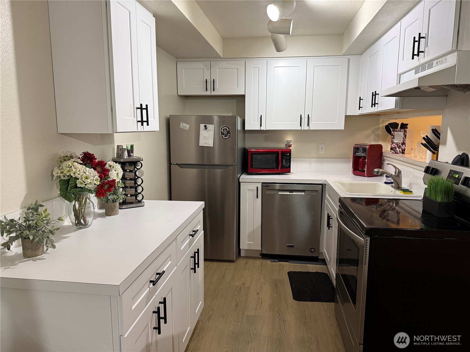 21301 52nd Avenue West, Unit B112 Mountlake Terrace, WA 98043 - Photo 10 of 17 a kitchen with a sink a stove and refrigerator