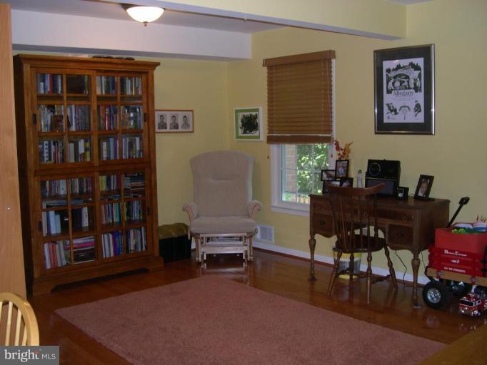 11849 Dunlop Court Reston, VA 20191 - Photo 11 of 26 Living Room