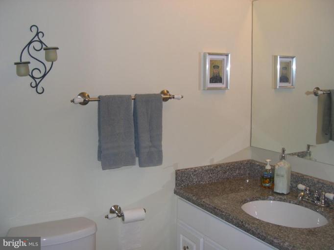 11849 Dunlop Court Reston, VA 20191 - Photo 4 of 26 Bath #1
