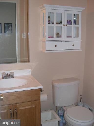 11849 Dunlop Court Reston, VA 20191 - Photo 8 of 26 Bath #2
