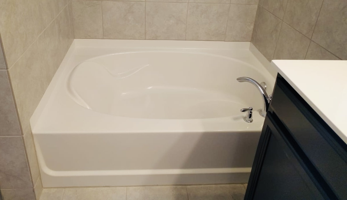 16109 Nightshade Street Austin, TX 78728 - Photo 19 of 24 a bathroom with a bathtub