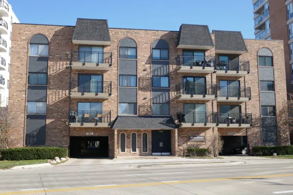 $229,500 | 603 South River Road, Unit 2M, Des Plaines, IL 60016