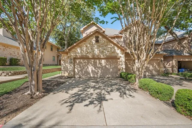 a view of a yard with plants and trees