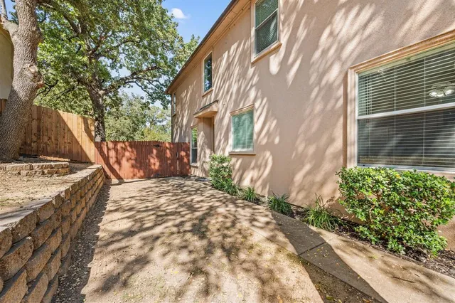 a view of a backyard with pathway