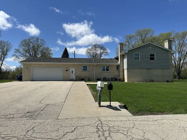 $4,000 | 8 G.K. Lane, Lincolnshire, IL 60069