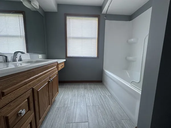 $4,000 | 8 G.K. Lane, Lincolnshire, IL 60069