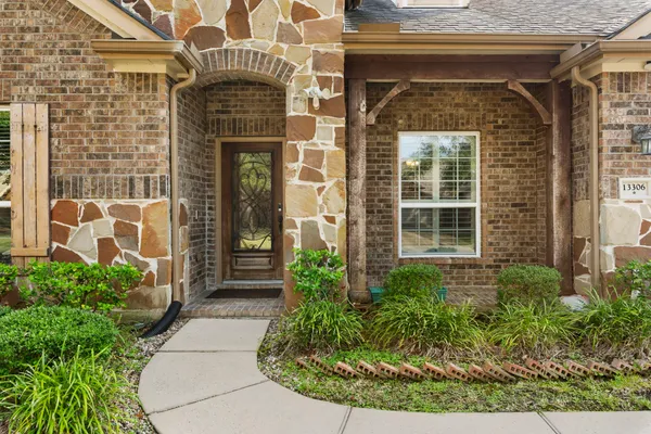 $3,200 | 13306 Misting Falls Lane, Pearland, TX 77584
