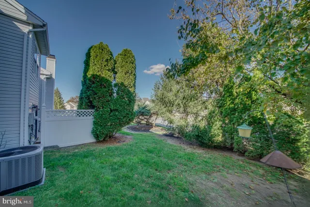 a view of a yard in front of the house