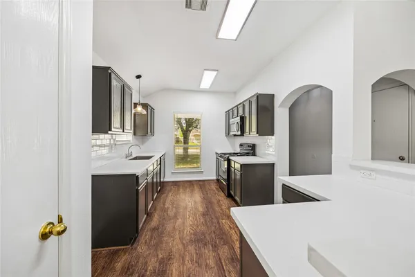 $1,900 | 919 Yorkshire Hollow Lane, Fresno, TX 77545