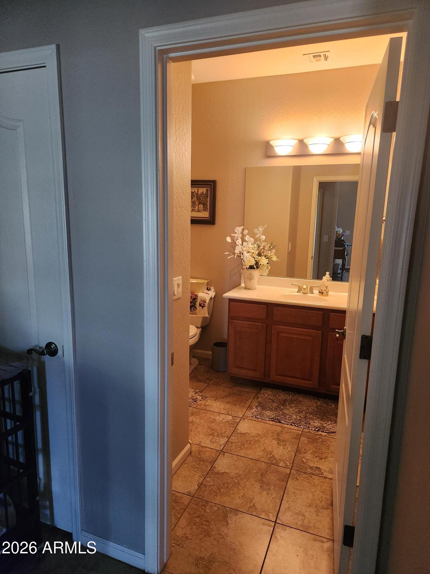108 East Ridgeview Trail Casa Grande, AZ 85122 - Photo 21 of 38 a en suite bathroom with a sink a mirror and a bathtub