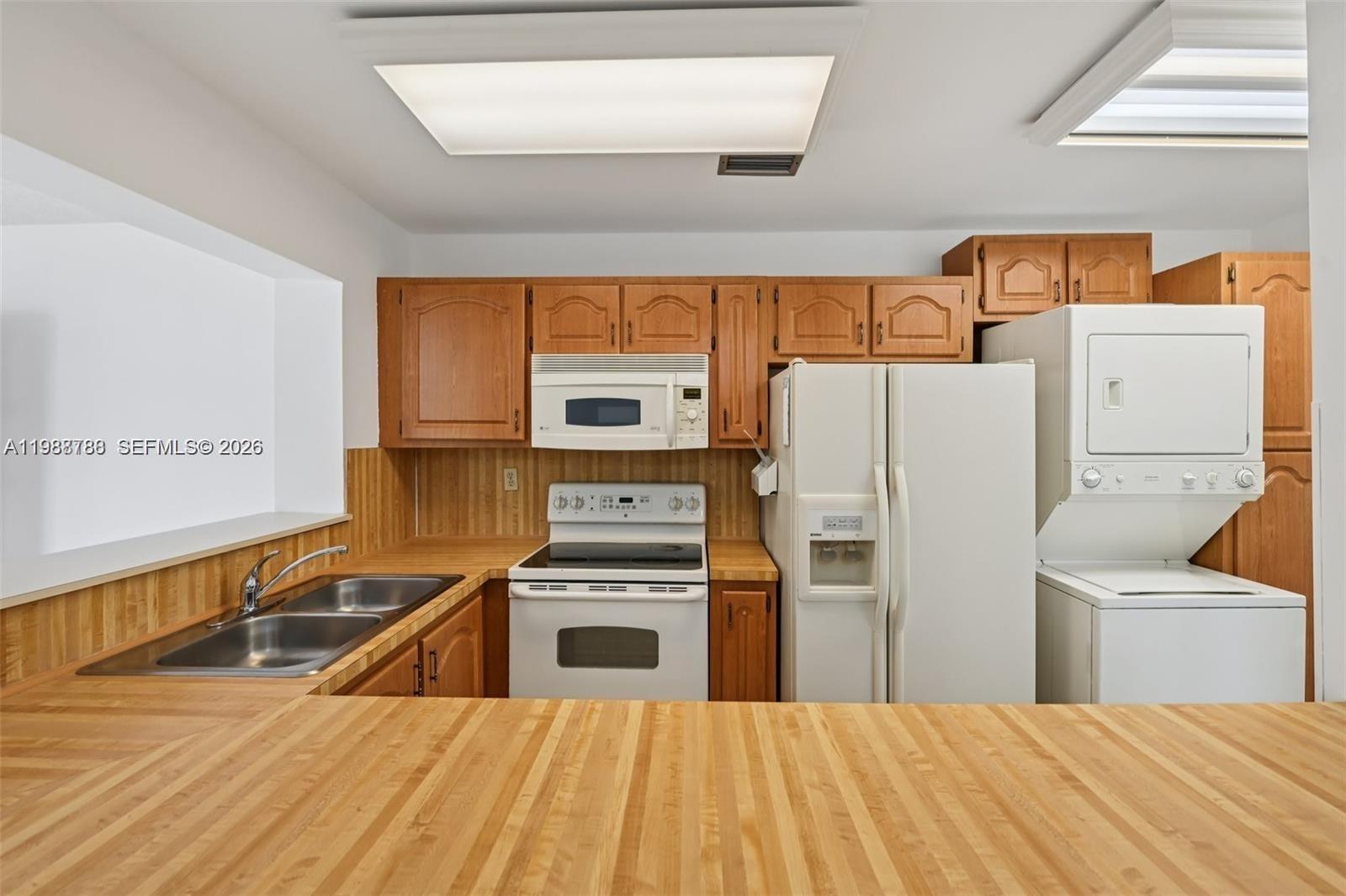 9585 Southwest 1st Terrace Miami, FL 33174 - Photo 6 of 48