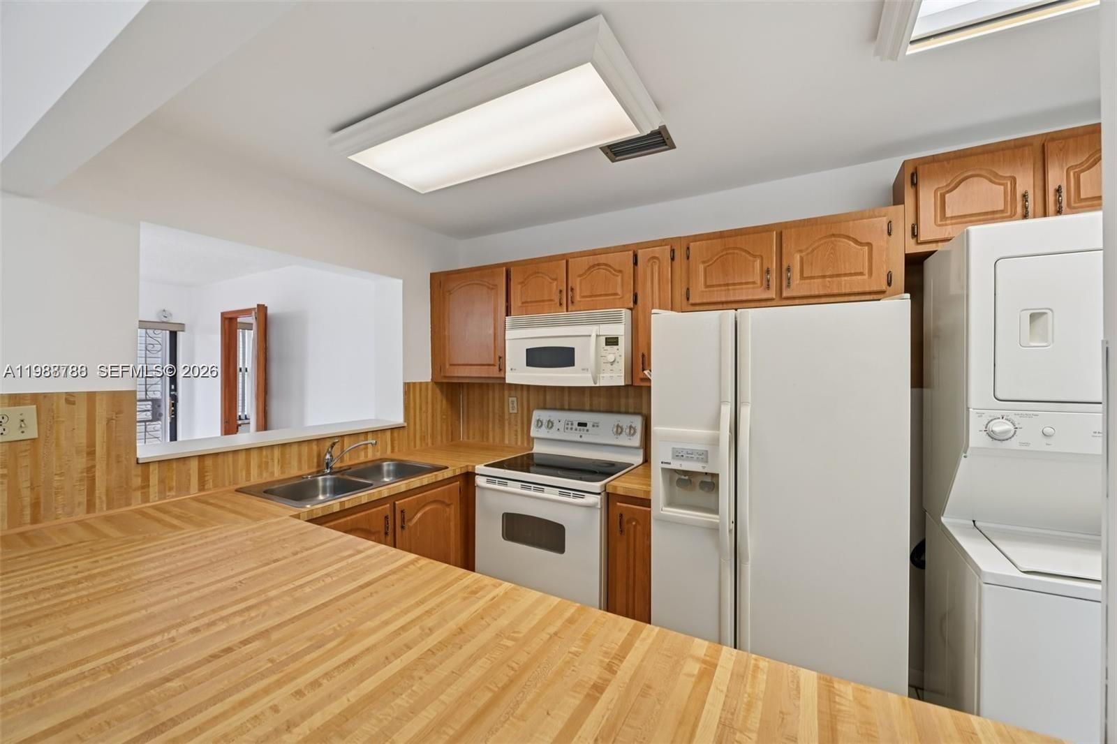 9585 Southwest 1st Terrace Miami, FL 33174 - Photo 7 of 48