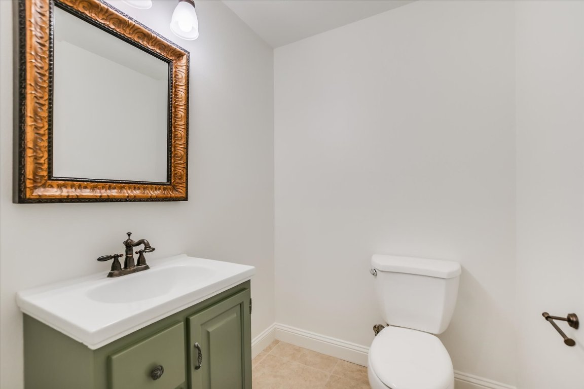 2617 University Club Drive Austin, TX 78732 - Photo 17 of 25 a bathroom with a toilet a sink and mirror