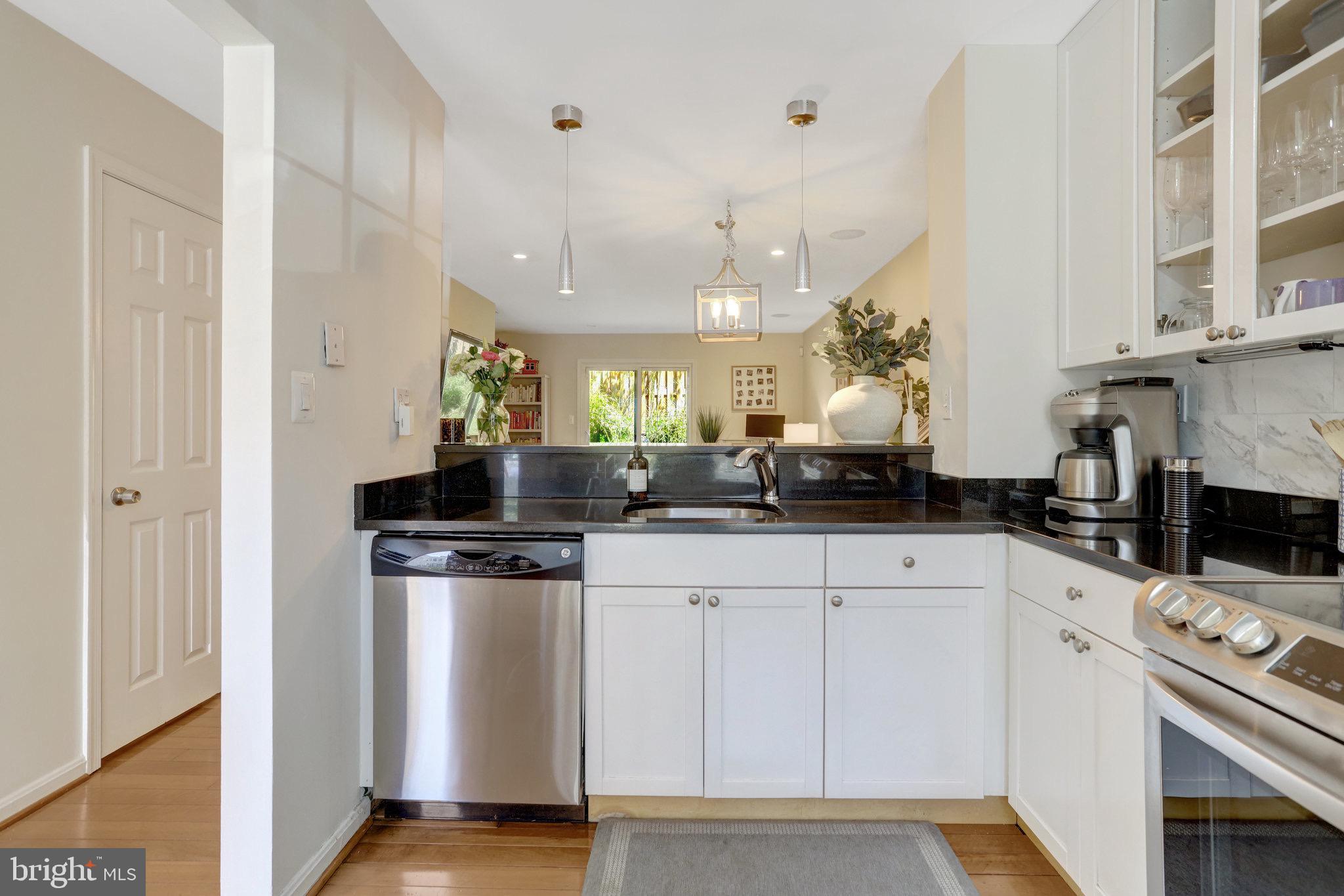 3907 9th Road South Arlington, VA 22204 - Photo 6 of 35 Kitchen