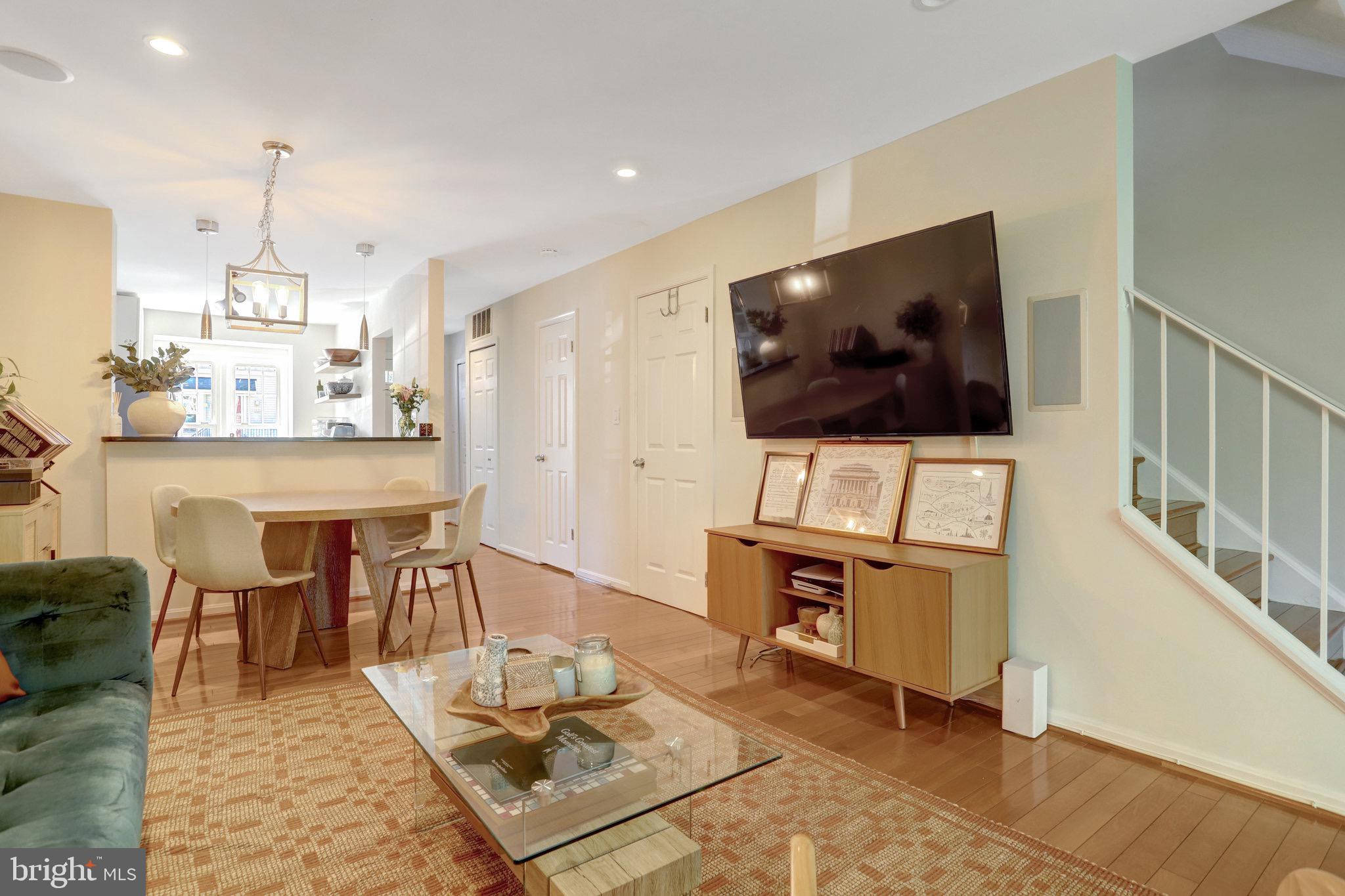3907 9th Road South Arlington, VA 22204 - Photo 9 of 35 Dining/Living