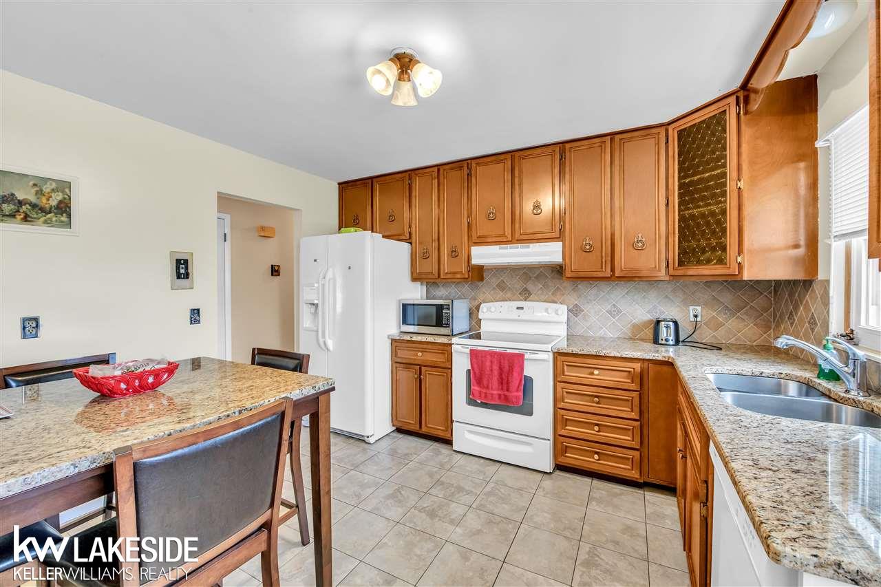 303 Riverside Drive Clinton Township, MI 48036 - Photo 13 of 26 50081845-12.JPG