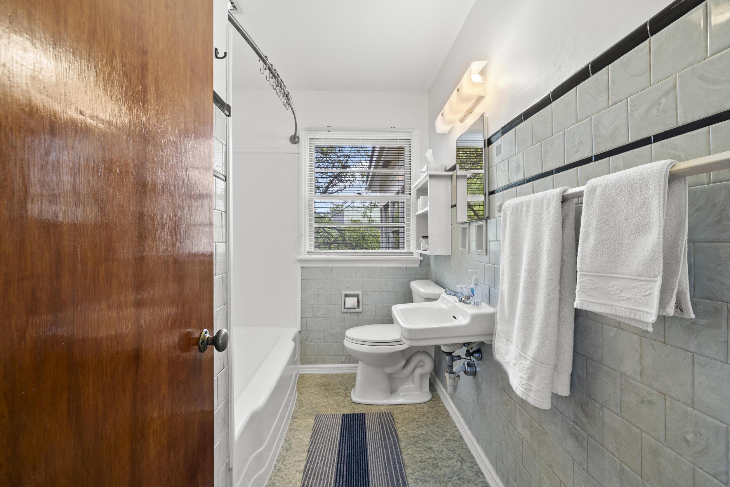 860 South Broadleigh Road Columbus, OH 43209 - Photo 14 of 30 15_bathroom
