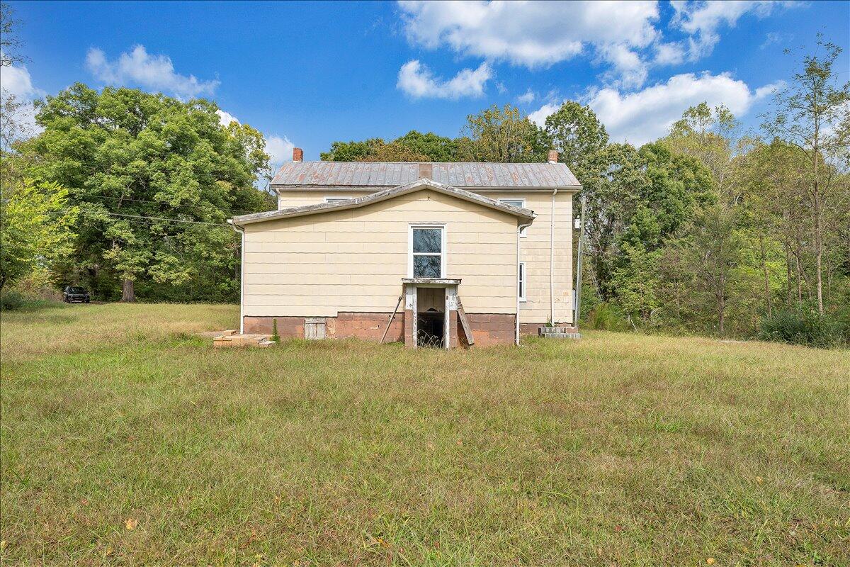 104 Claytor Road Brookneal, VA 24528 - Photo 21 of 43 a view of a backyard of the house
