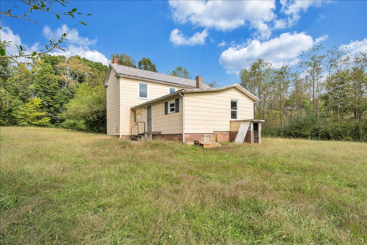 104 Claytor Road Brookneal, VA 24528 - Photo 26 of 43 a view of a backyard of the house