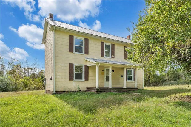 a view of a house with backyard