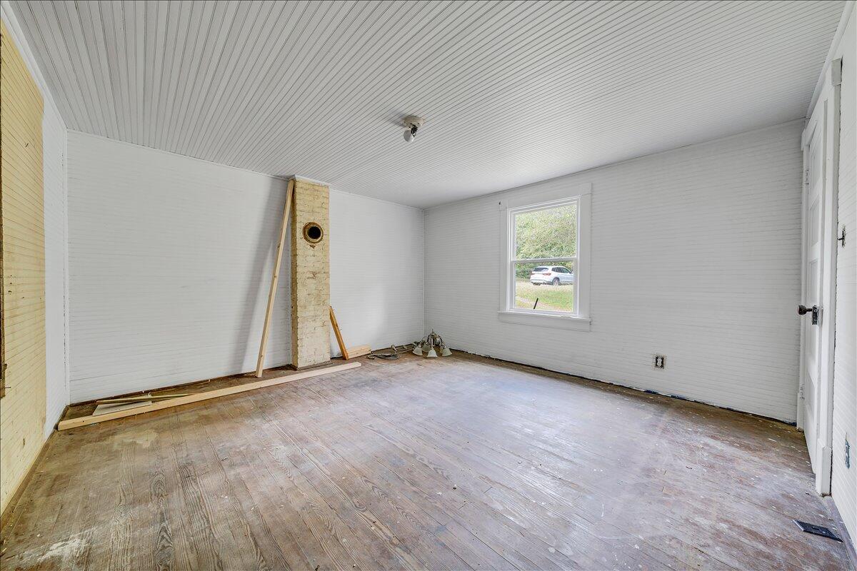 104 Claytor Road Brookneal, VA 24528 - Photo 7 of 43 an empty room with window