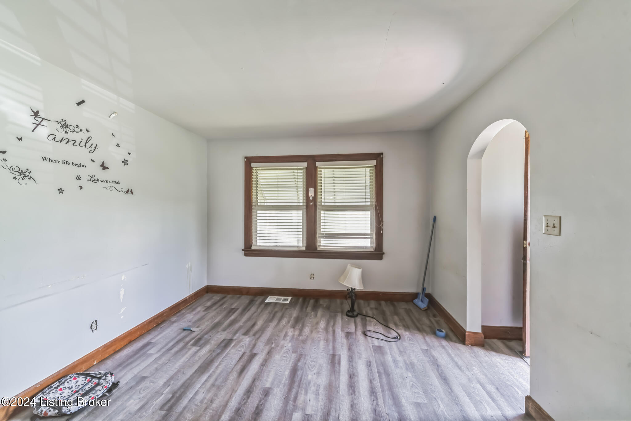 4132_Dover_Rd_Louisville_KY_40216-Foyer-