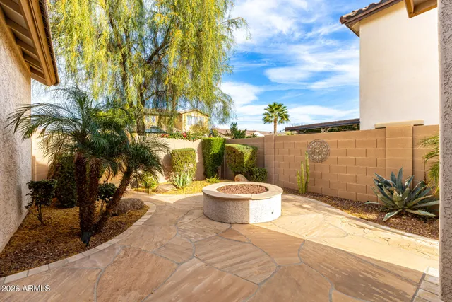 a view of a backyard