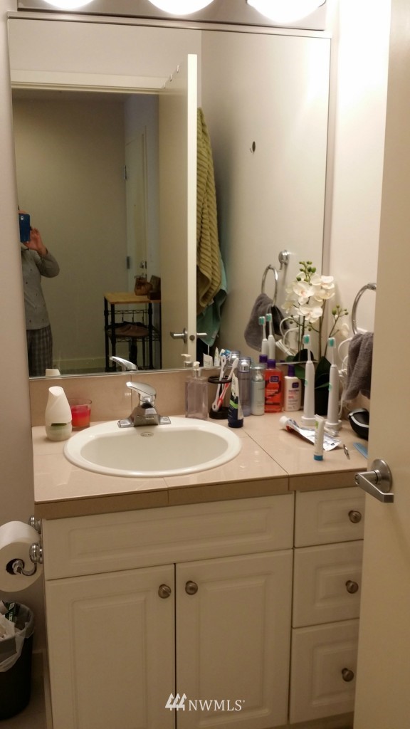 321 10th Avenue South, Unit 618 Seattle, WA 98144 - Photo 13 of 20