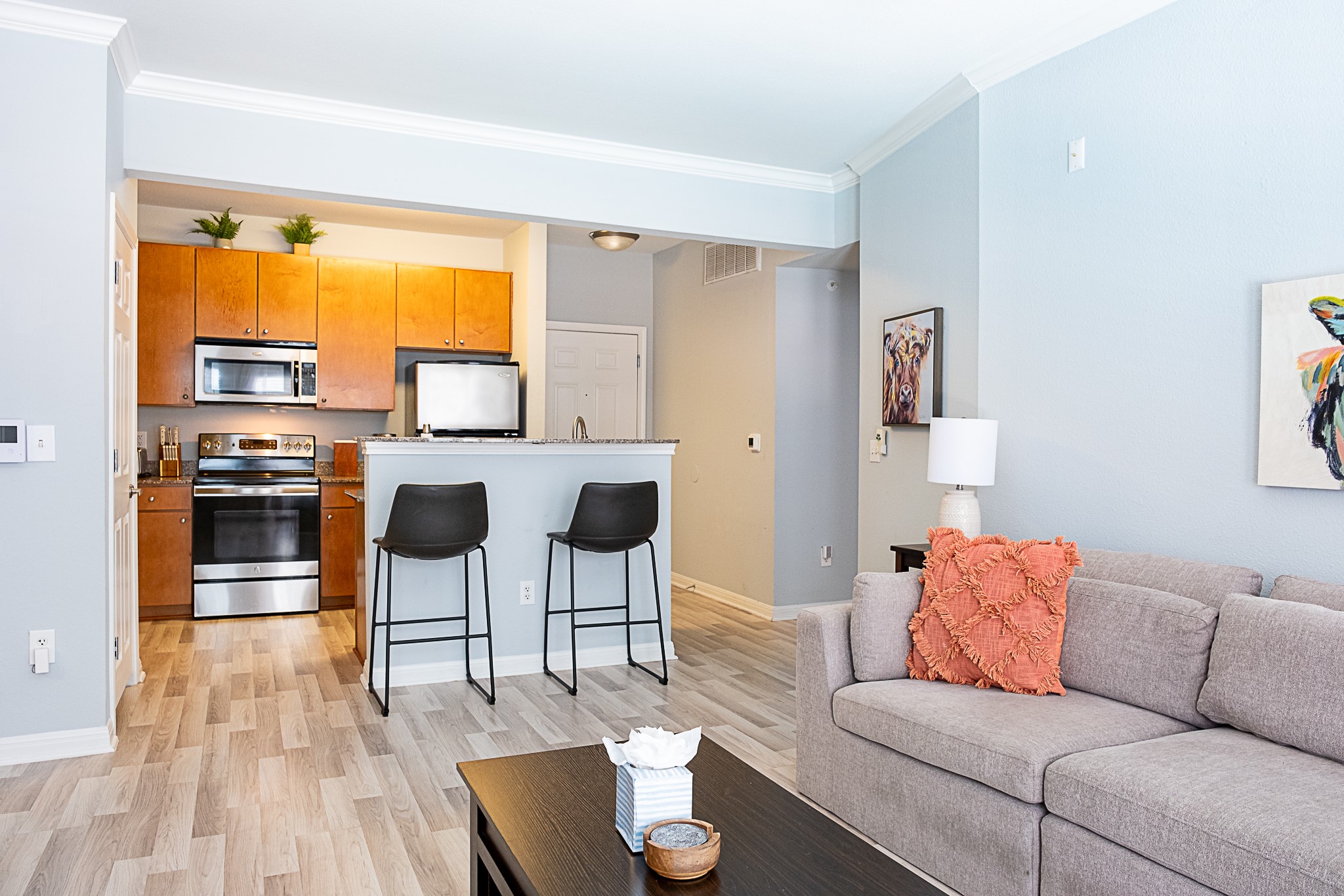 2502 Leon Street, Unit 309 Austin, TX 78705 - Photo 5 of 19 a living room with furniture and a kitchen area