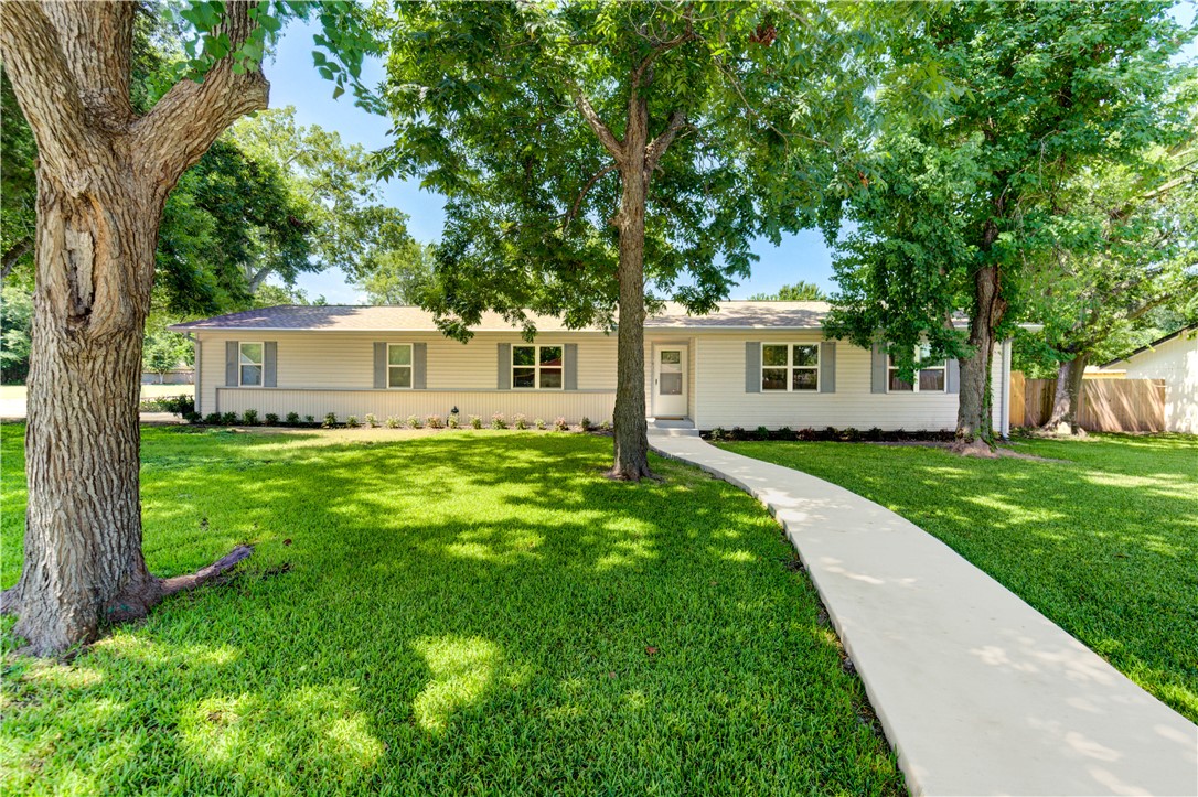 703 Horlock Street Navasota, TX 77868 - Photo 2 of 37