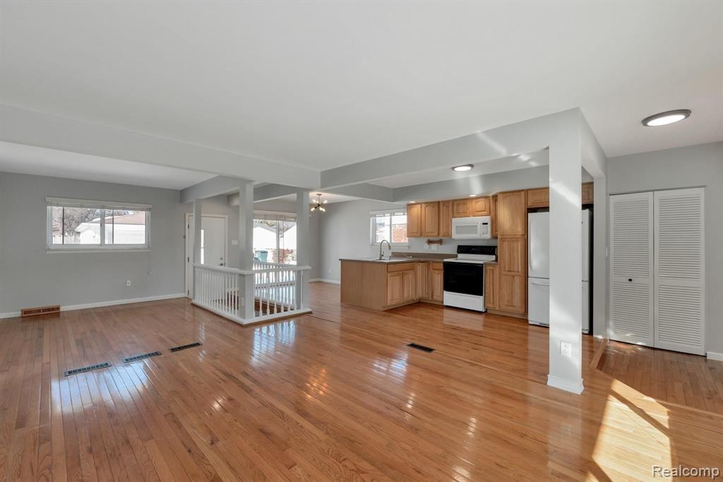 3809 Mark Orr Road Royal Oak, MI 48073 - Photo 3 of 30