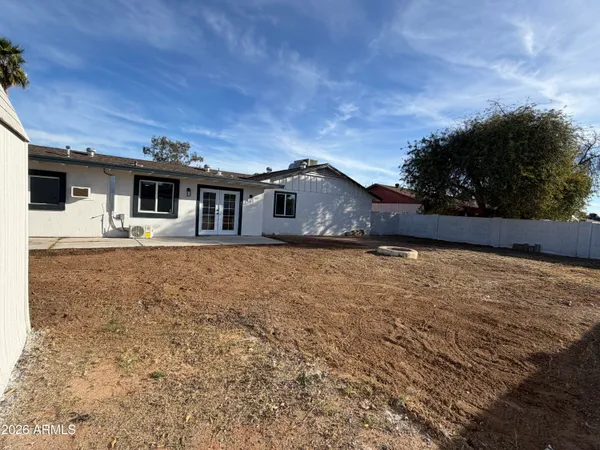 a view of a house with a backyard