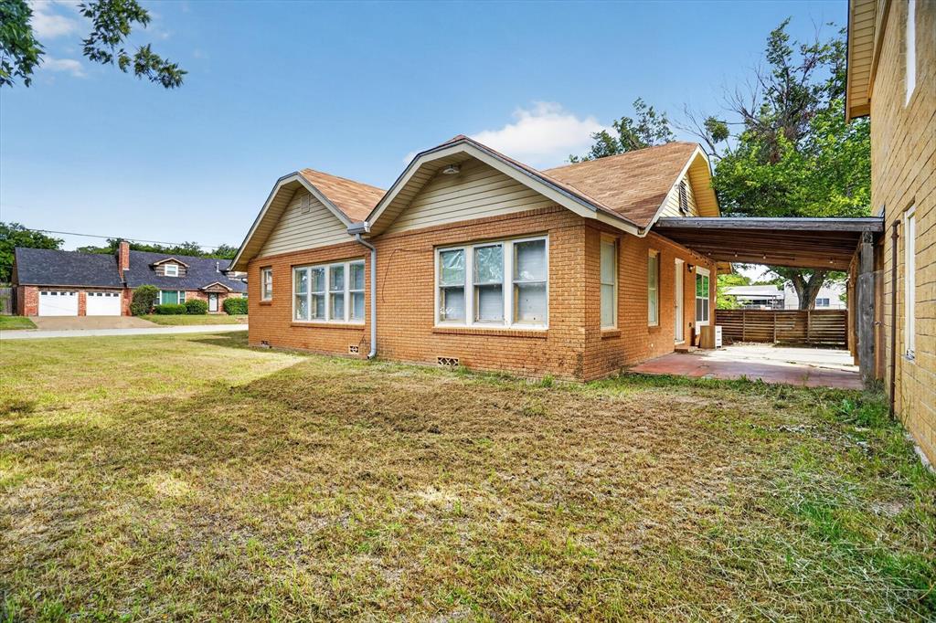 320 North 2nd Street Jacksboro, TX 76458 - Photo 15 of 16 a house view with a garden space