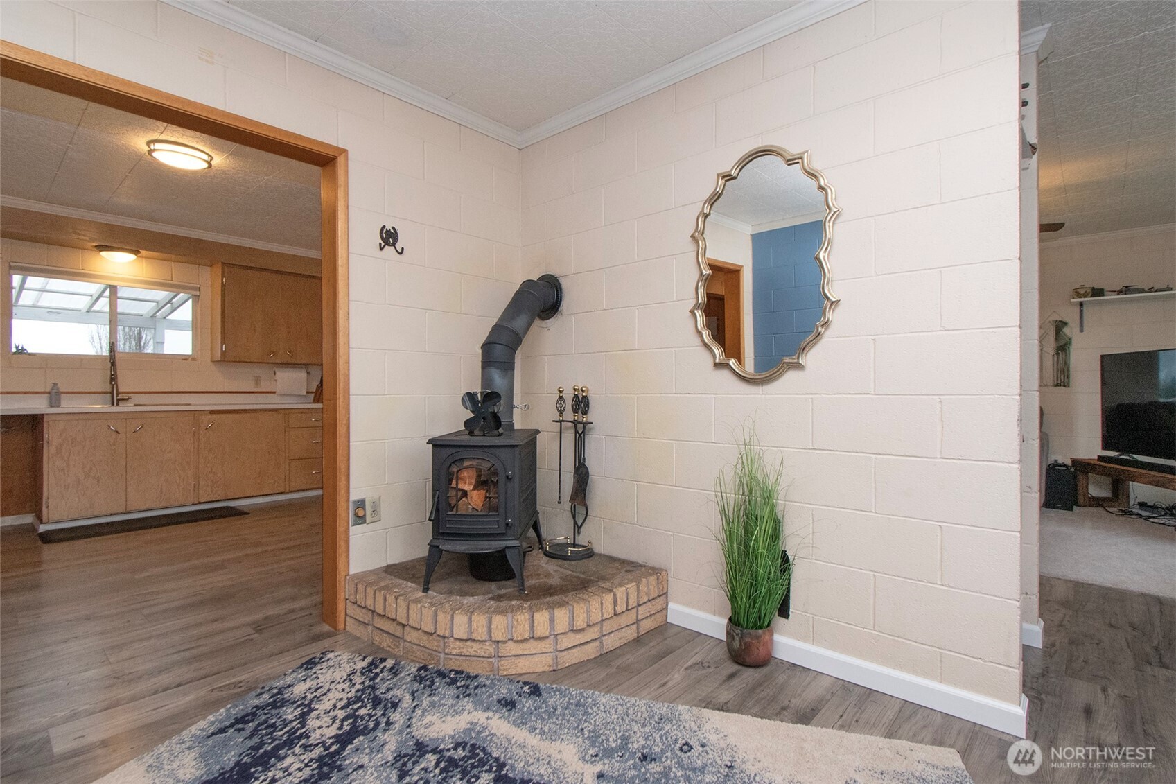 163 Cliff Robinson Lane Sequim, WA 98382 - Photo 17 of 40 a living room with furniture