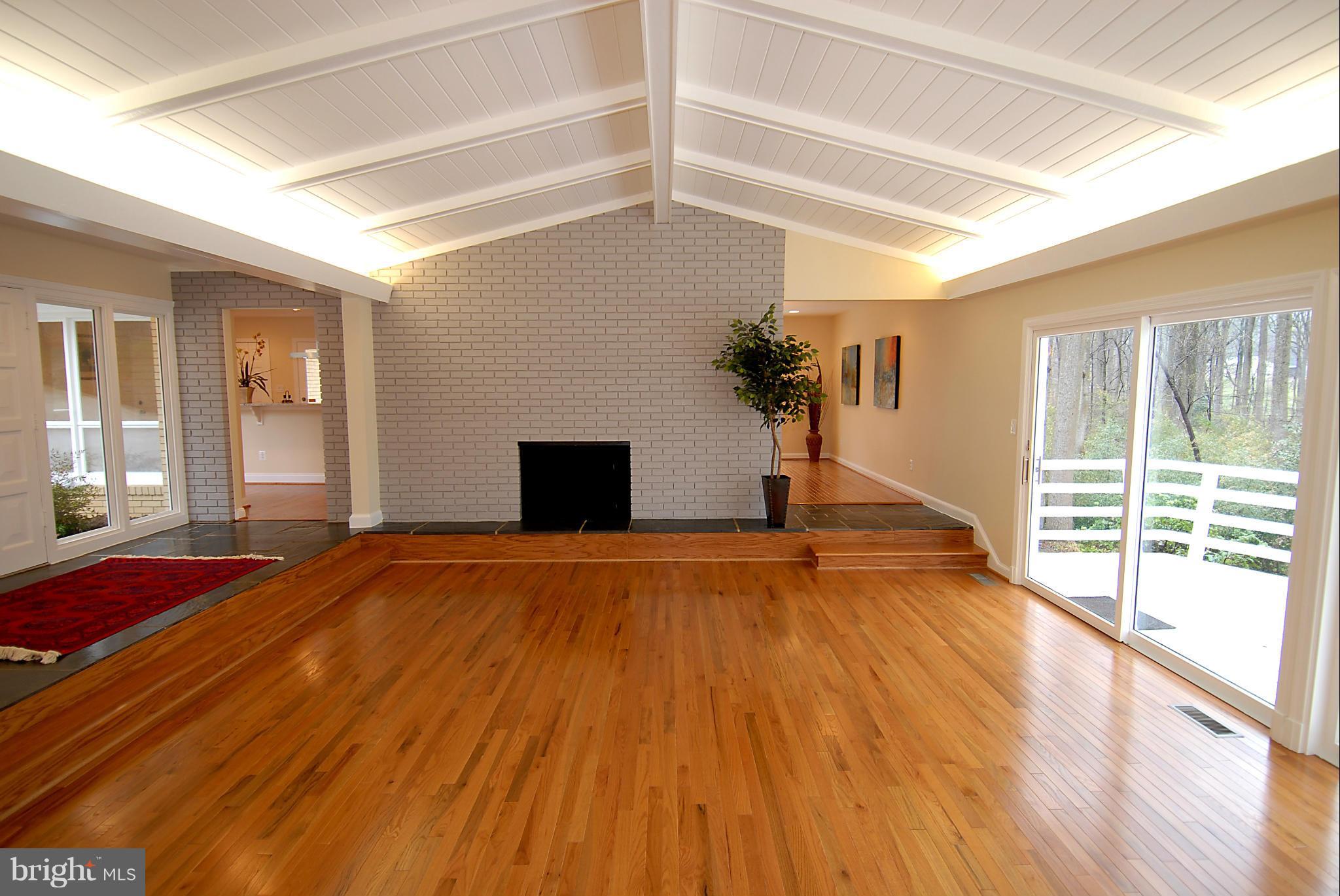 17919 Pond Road Ashton, MD 20861 - Photo 4 of 30 Living Room