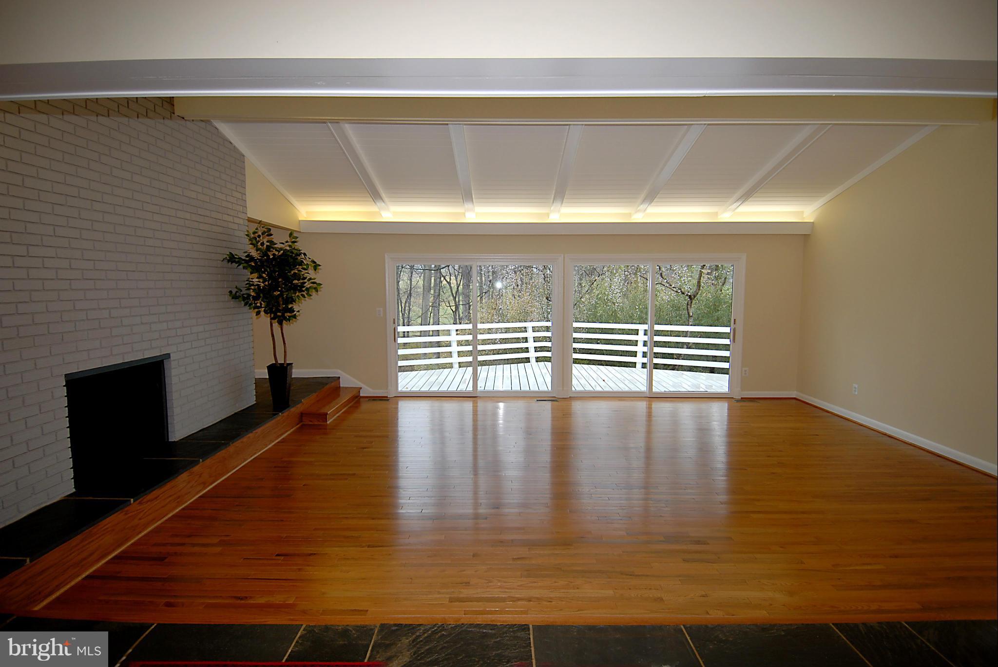 17919 Pond Road Ashton, MD 20861 - Photo 5 of 30 Living Room