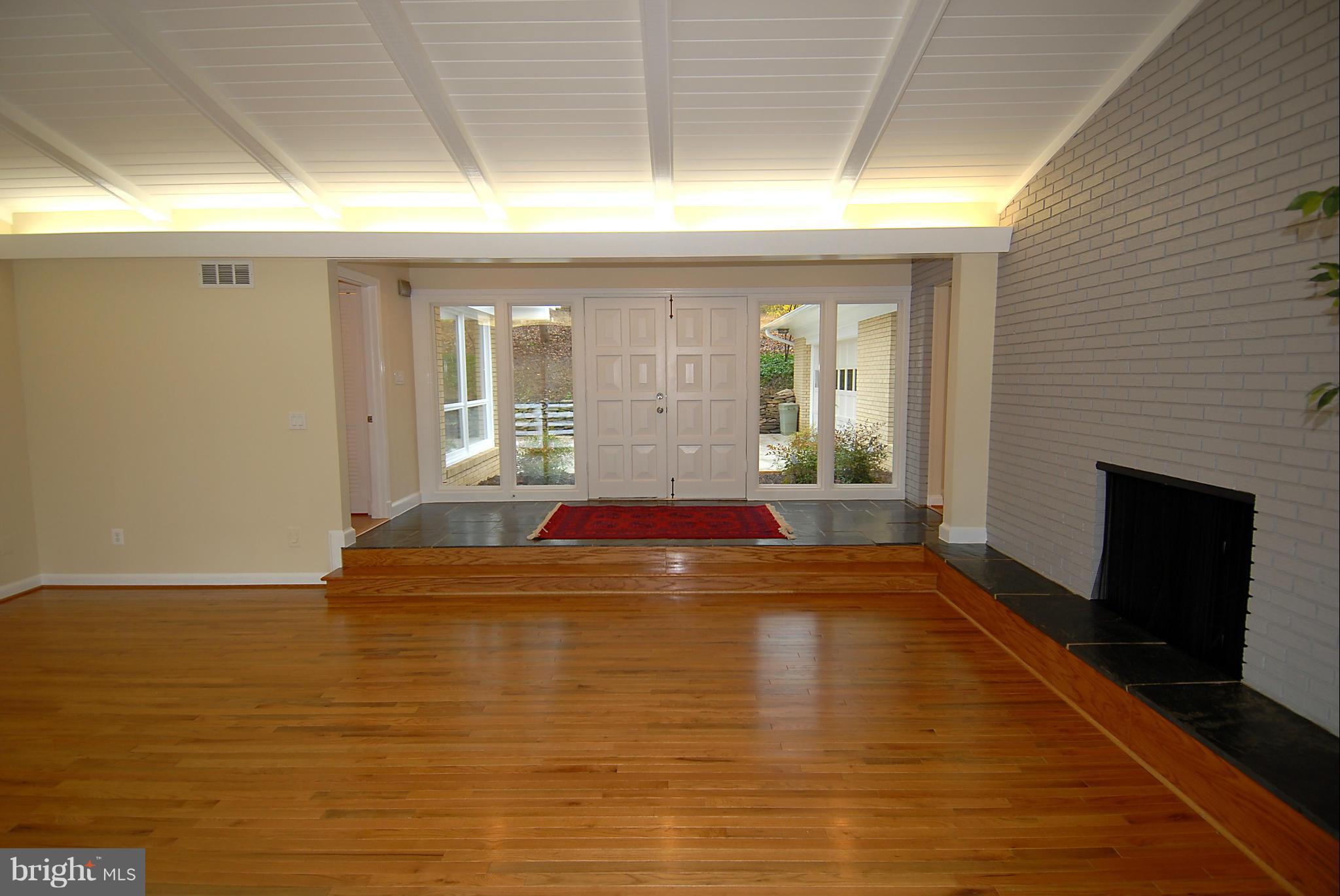 17919 Pond Road Ashton, MD 20861 - Photo 6 of 30 Living Room