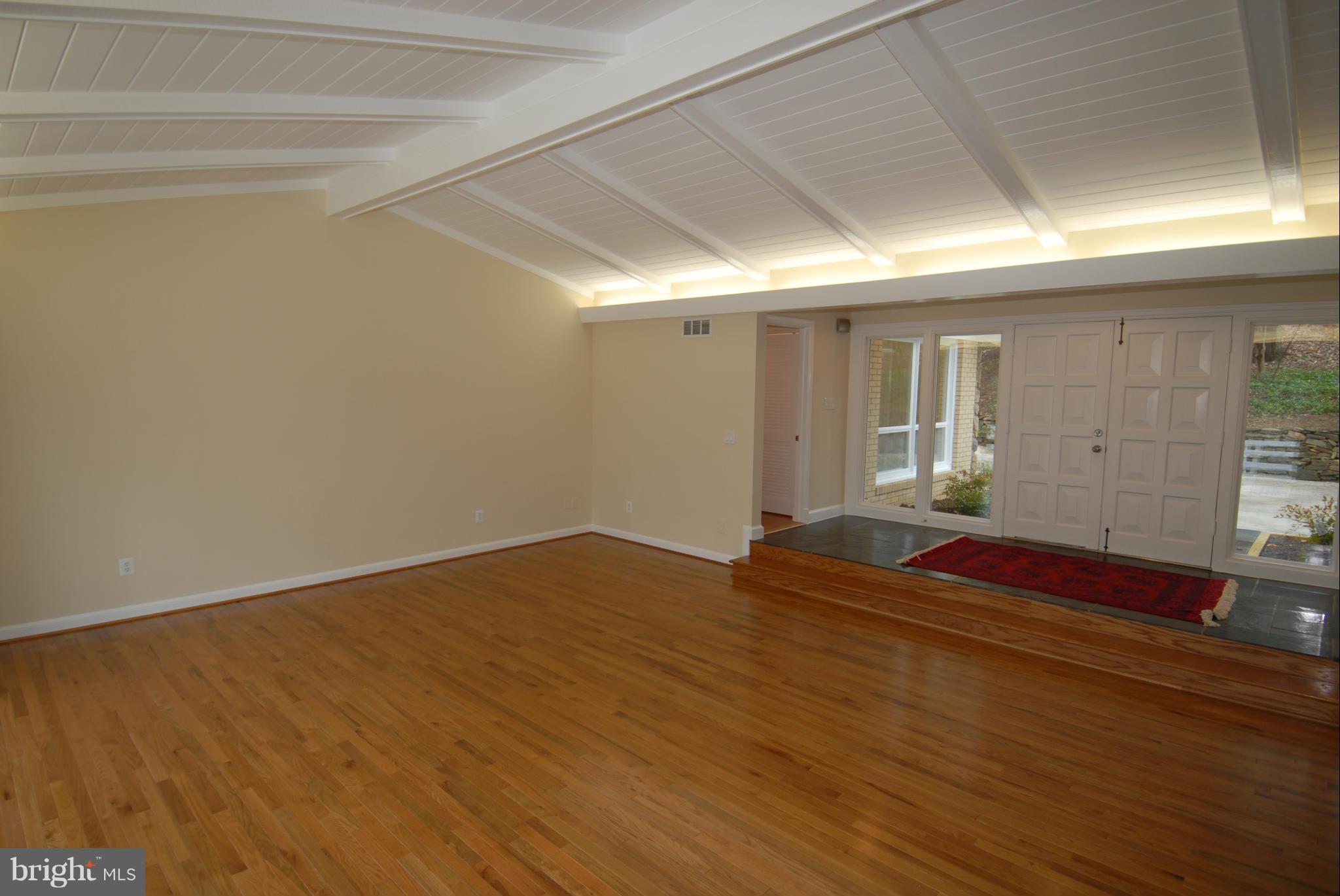 17919 Pond Road Ashton, MD 20861 - Photo 7 of 30 Living Room