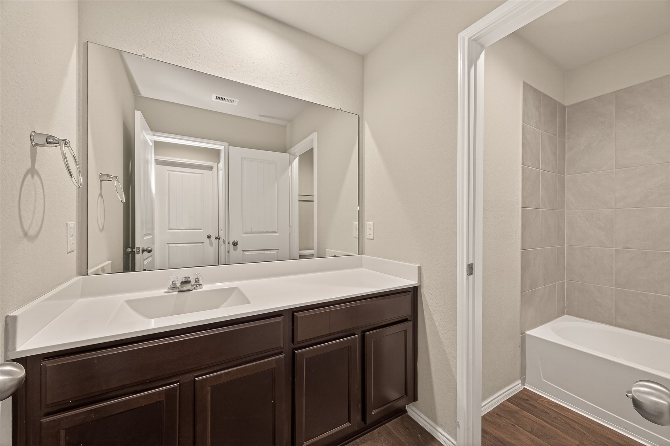 831 Petunia Falls Lane Rosharon, TX 77583 - Photo 20 of 25 Hall Full Bathroom