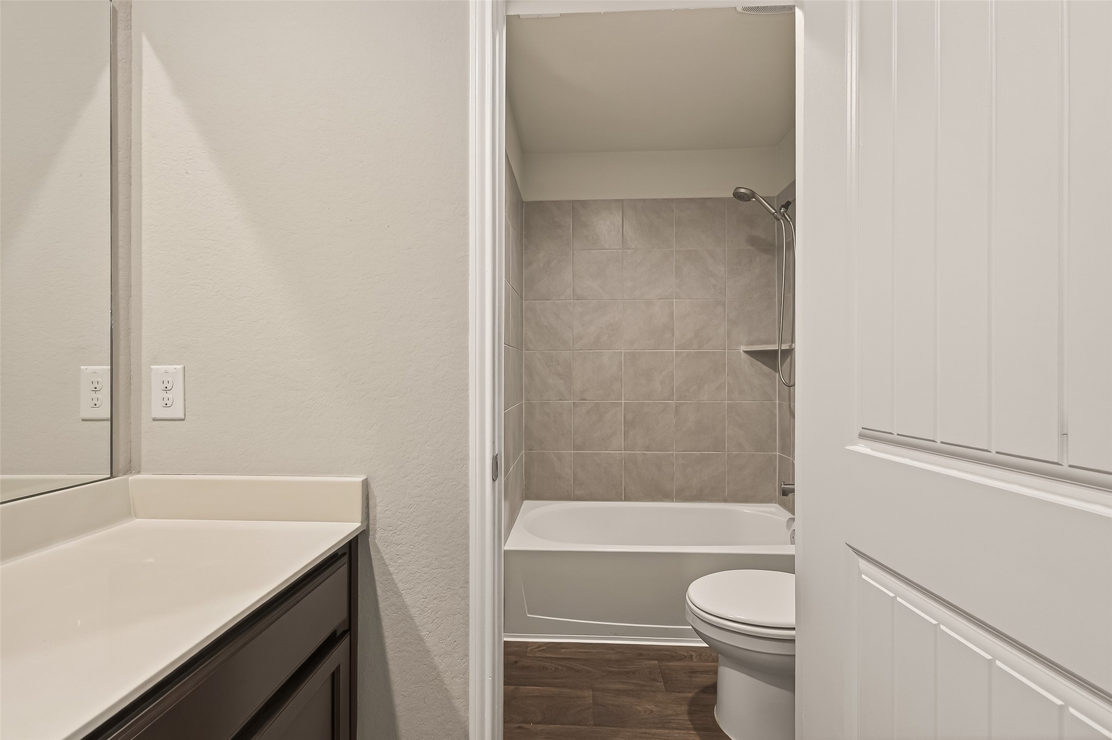 831 Petunia Falls Lane Rosharon, TX 77583 - Photo 21 of 25 Another view of Hall Bathroom