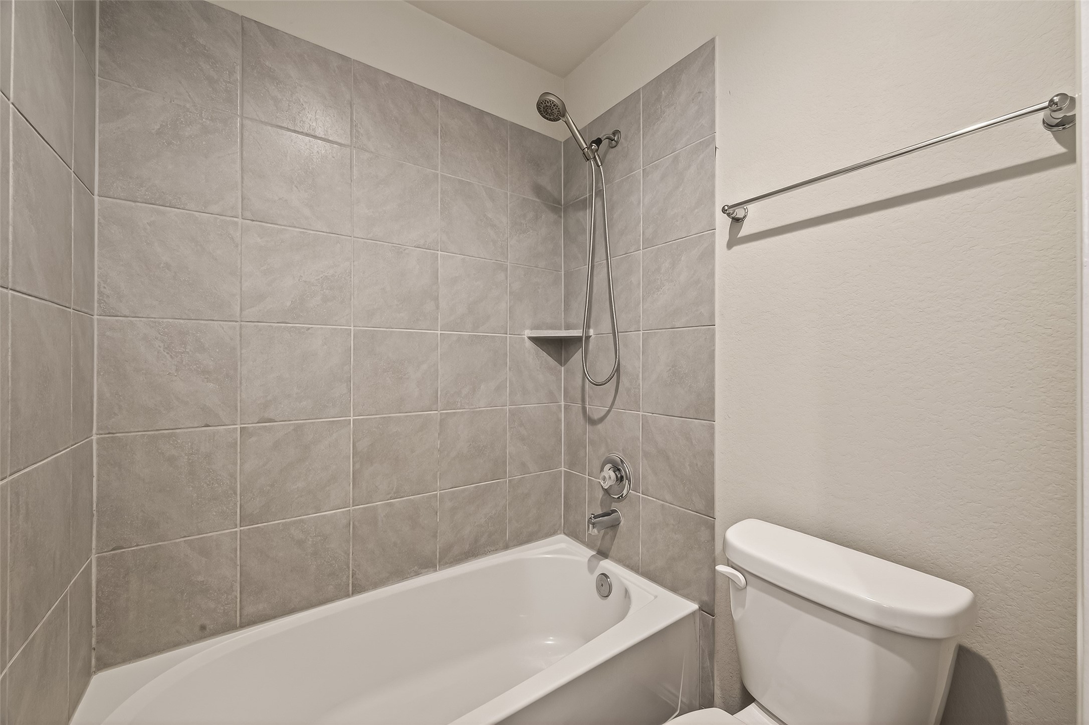 831 Petunia Falls Lane Rosharon, TX 77583 - Photo 22 of 25 Hall Full Bathroom