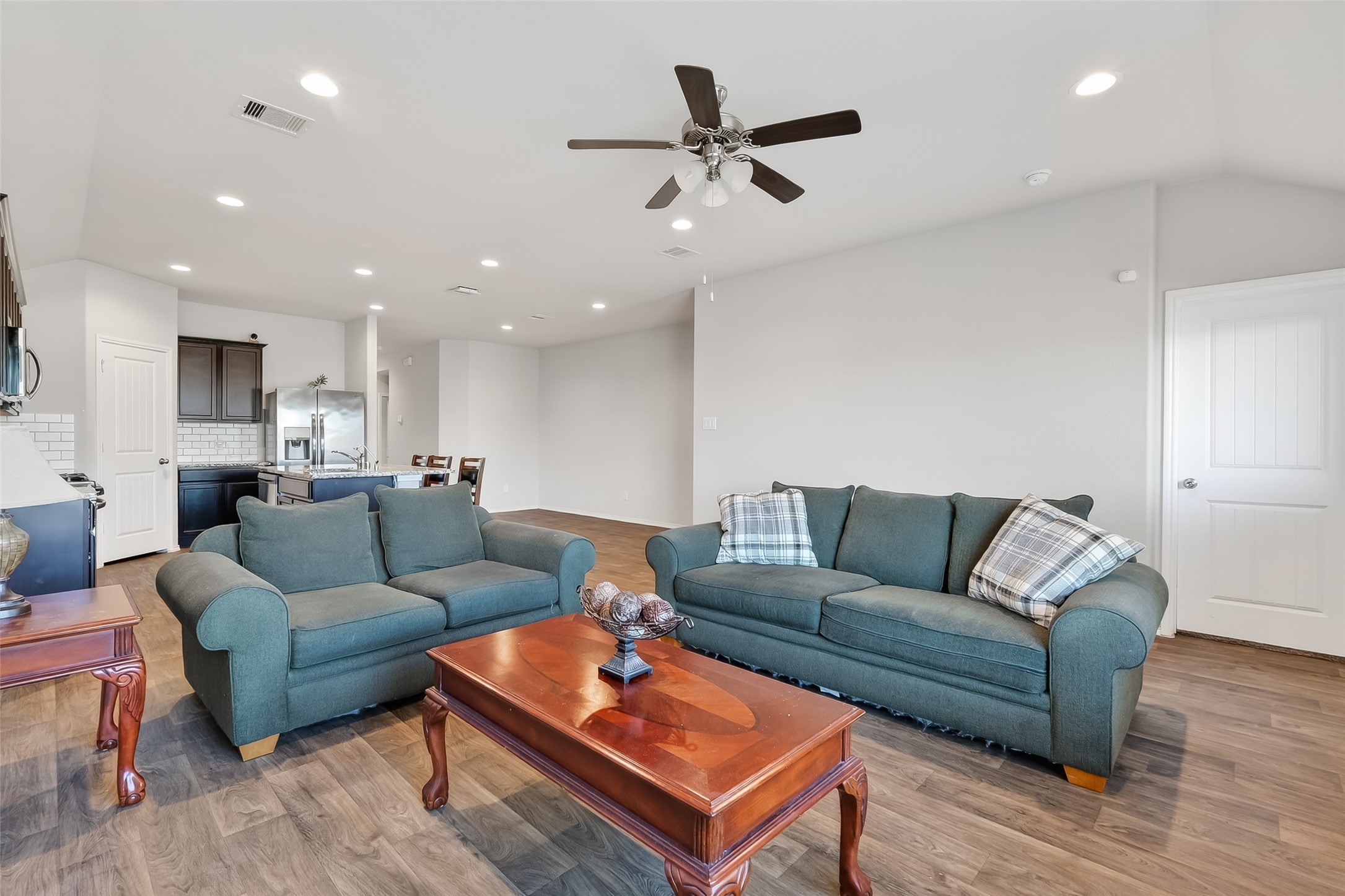 831 Petunia Falls Lane Rosharon, TX 77583 - Photo 5 of 25 Spacious Living Room