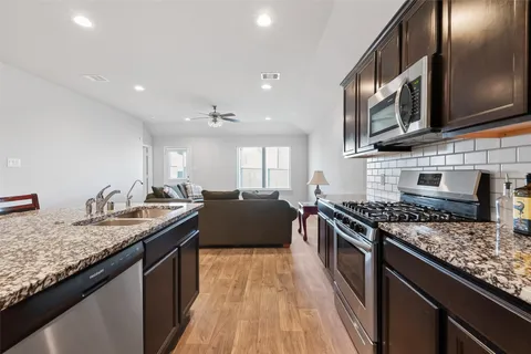 $269,900 | 831 Petunia Falls Lane, Rosharon, TX 77583